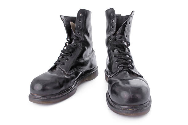 botas de trabalho utilizados por punks e skinheads - military boots - fotografias e filmes do acervo