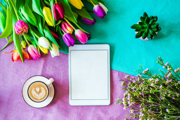 пустой экран планшета с бесплатным копировальной зоной и пасхальными и весенними украшениями сверху - easter egg retro revival tulip decoration стоковые фото и изображения