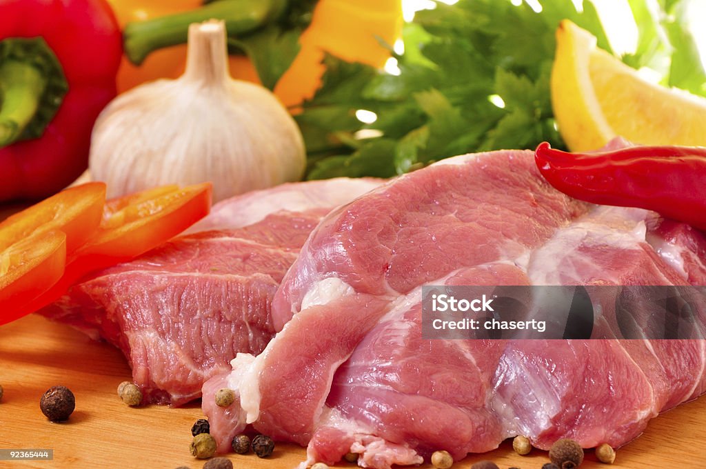 Fruits de mer frais et bœuf de porc, de viande avec des légumes sur une planche à repasser - Photo de Ail - Légume à bulbe libre de droits