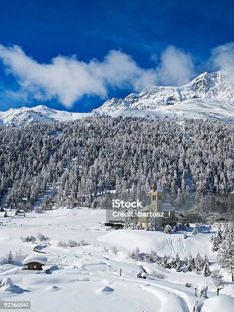 Chiesa In Sulden Italia - Fotografie stock e altre immagini di Albero - Albero, Allegro, Alpi