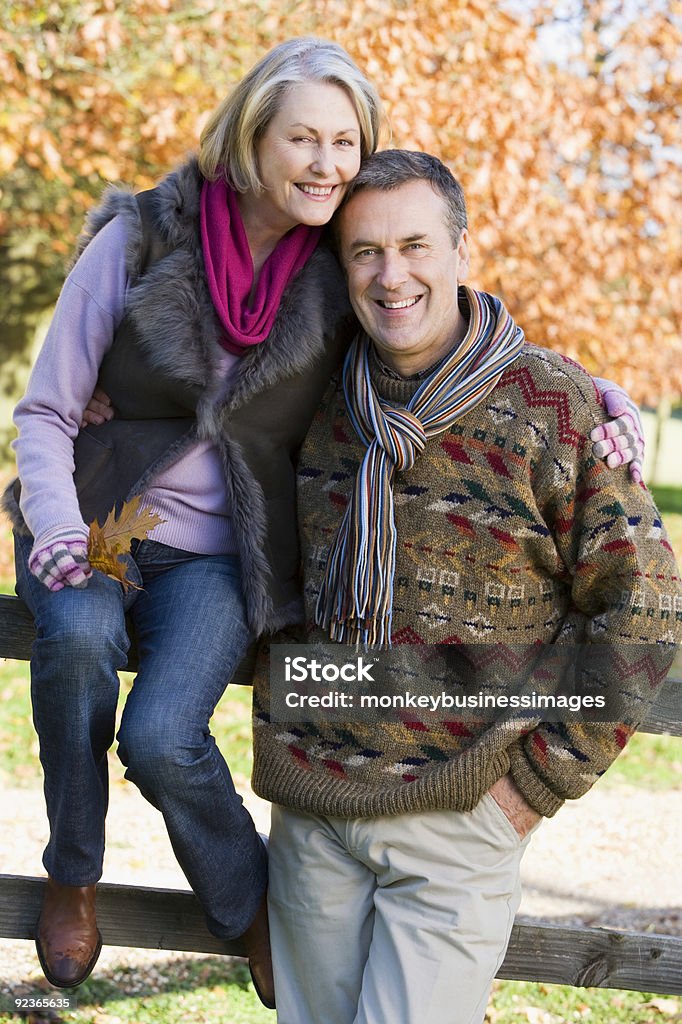 Seniorský pár na podzimní procházce - Bez autorských poplatků 50 až 59 let Stock fotka Seniorský pár na podzimní procházce - Bez autorských poplatků 50 až 59 let Stock fotka