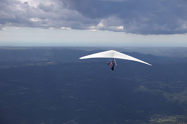 hangglider の雲 - hang glider ストックフォトと画像
