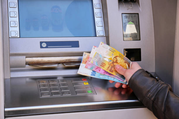 asimiento de la mano de la mujer suiza franco billetes - swiss francs swiss currency switzerland finance fotografías e imágenes de stock