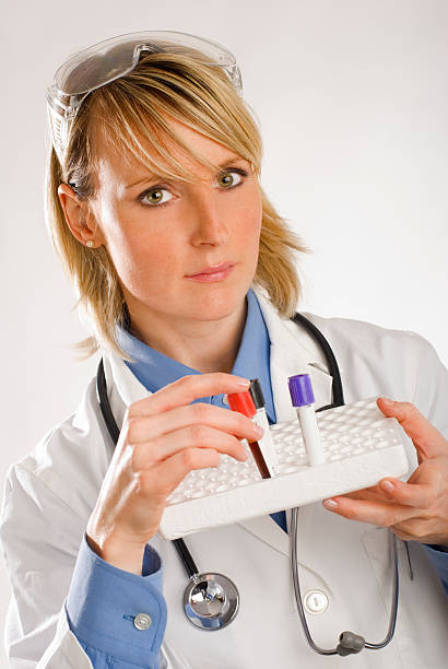 infirmière - biotechnology student laboratory nurse photos et images de collection