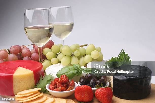 Pyszny Ser Półmisek - zdjęcia stockowe i więcej obrazów Deska serów - Deska serów, Wino, Barwne tło