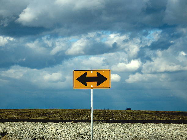 sinal de estrada - fork in the road imagens e fotografias de stock