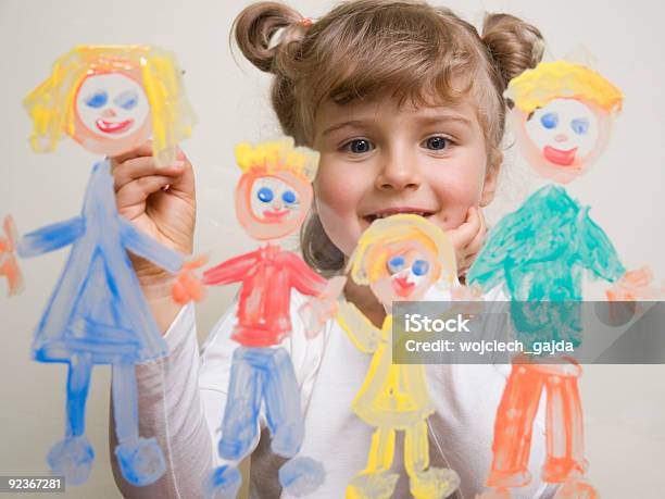 Foto de Linda Garota Pintando Família e mais fotos de stock de Adulto - Adulto, Aprender, Comportamento