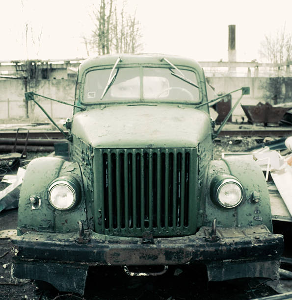 늙음 배달차 in 수거장 - obsolete military land vehicle antique old fashioned 뉴스 사진 이미지