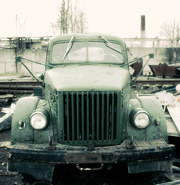 старая машина в отведения - obsolete military land vehicle antique old fashioned стоковые фото и изображения