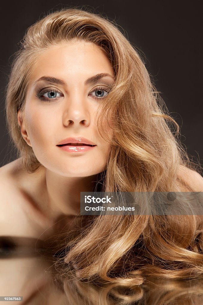 Modelo de moda con el pelo largo oscuras. - Foto de stock de 20-24 años libre de derechos