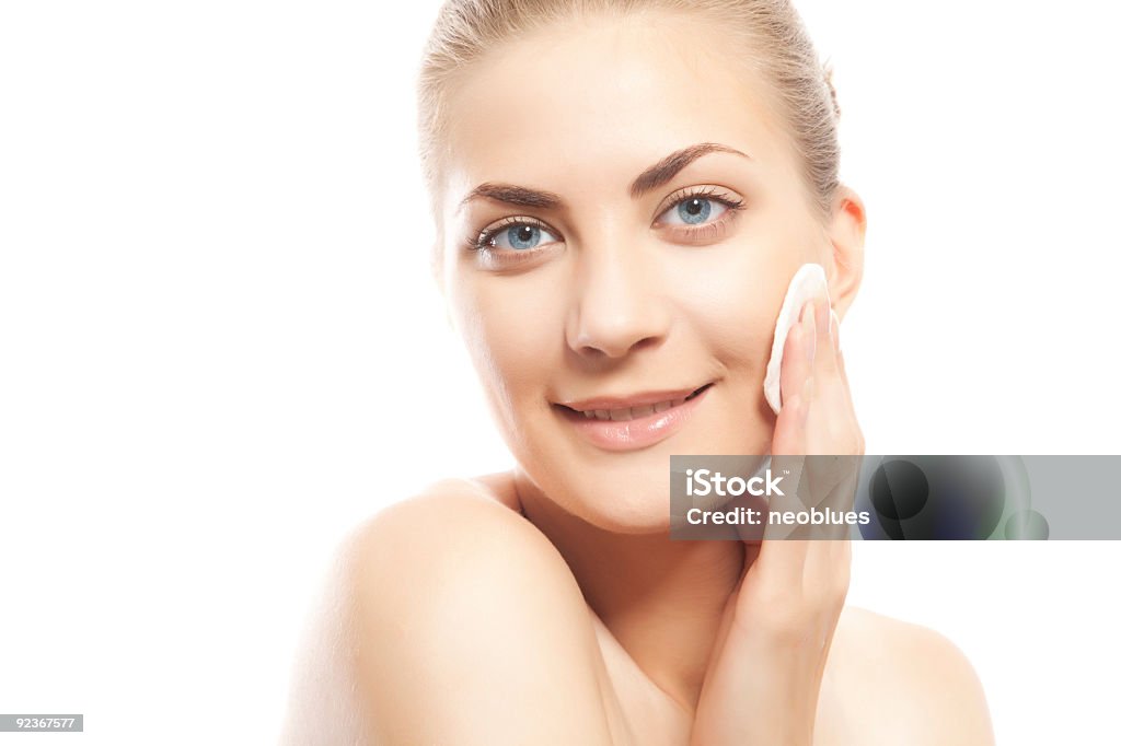 Mulher Remover maquiagem e sorrindo - Foto de stock de Adulto royalty-free