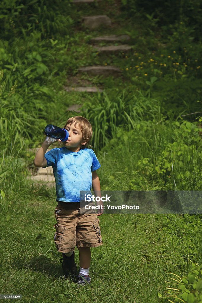 Chłopiec spaceru i picia na szlaku - Zbiór zdjęć royalty-free (Chłopcy)