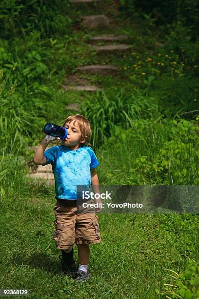Chłopiec Spaceru I Picia Na Szlaku - zdjęcia stockowe i więcej obrazów Chłopcy - Chłopcy, Dziecko, Fotografika