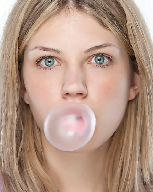 de pensamiento - chewing gum women bubble blowing fotografías e imágenes de stock