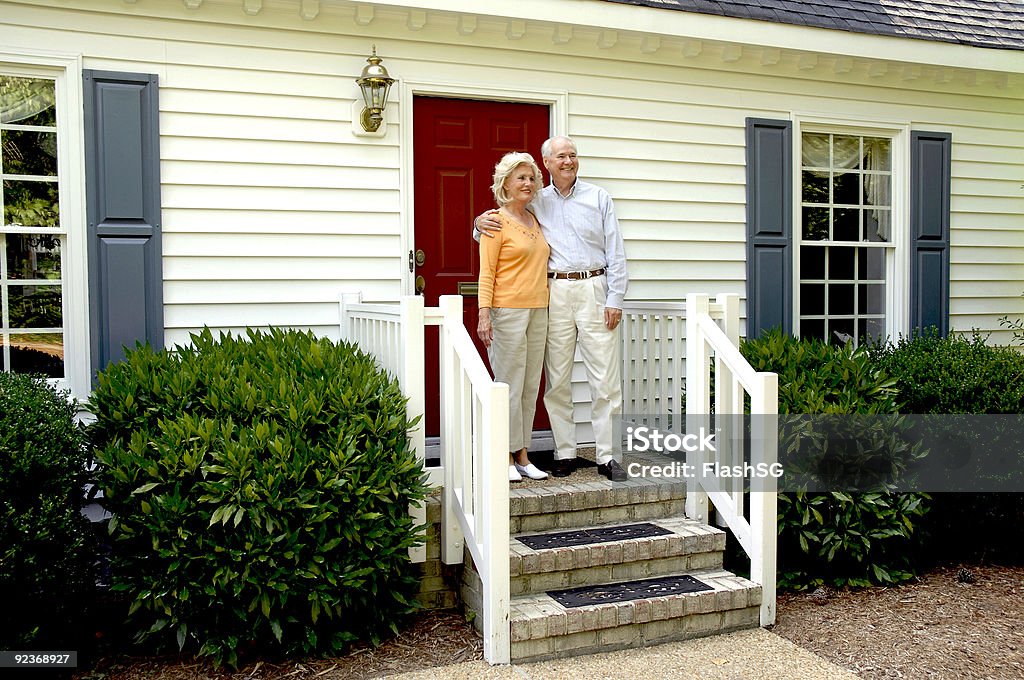 Senior Couple devant leur maison - Photo de Adulte libre de droits