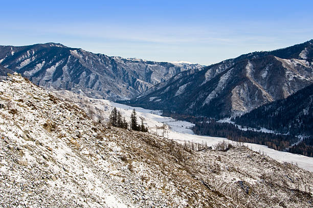 istock Chiki-Tamansky mountain pass and clear blue sky 92369019
