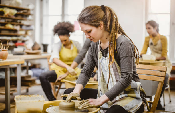 istock Small Group of People Doing Pottery in an Art Studio 923699010