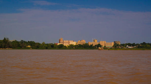 vue sur le fleuve niger et niamey ville, vieux presidential palace niamey niger - niger delta photos et images de collection