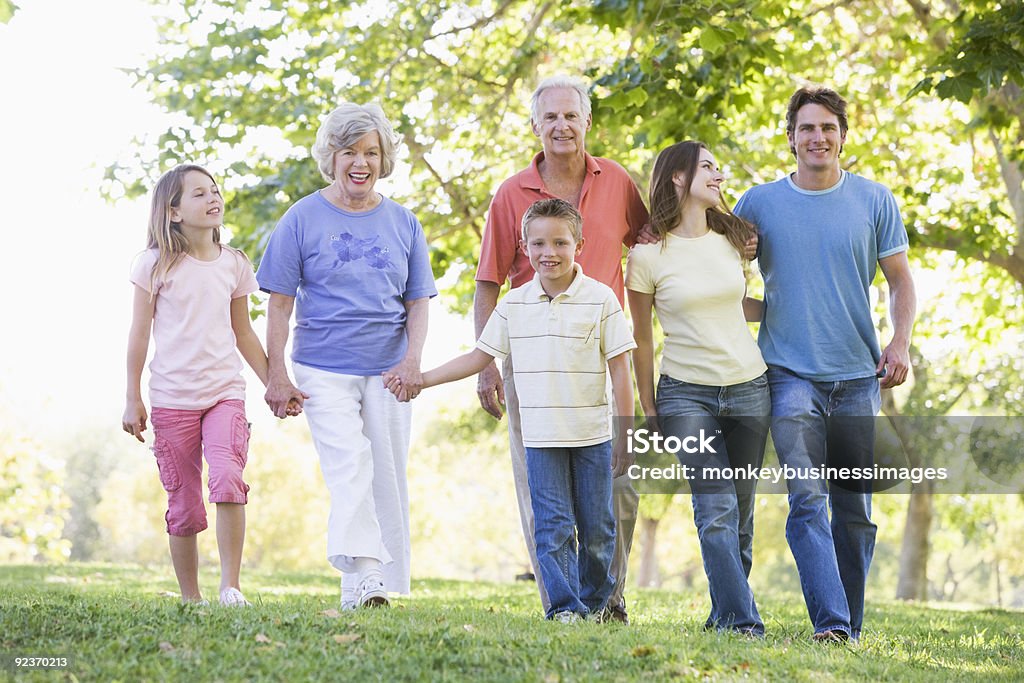 Familia caminando en el parque - Foto de stock de 30-39 años libre de derechos