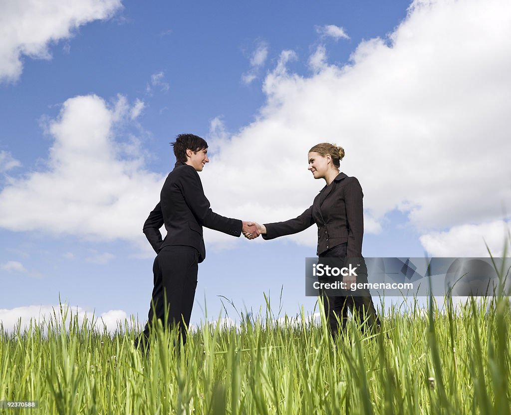 Donna stringe la mano in natura all'aperto - Foto stock royalty-free di Accordo d'intesa