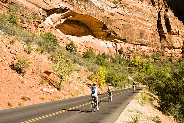 ciclismo en zion - colorado plateau fotografías e imágenes de stock