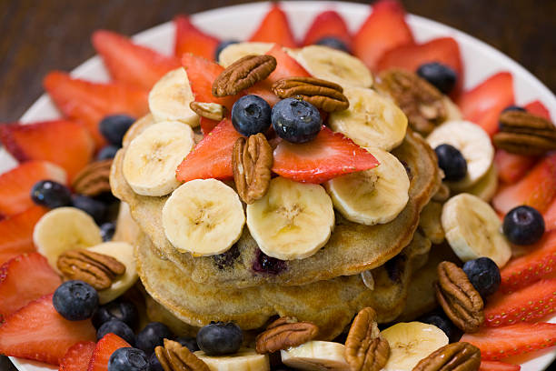panqueques con frutas - pancake turner fotografías e imágenes de stock