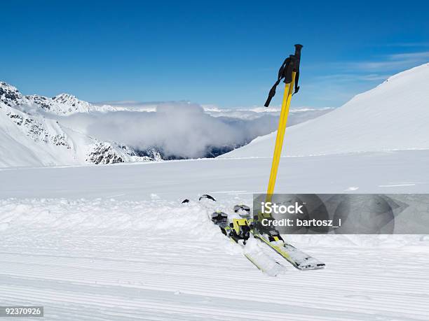 Photo libre de droit de Matériel De Ski banque d'images et plus d'images libres de droit de Activité de loisirs - Activité de loisirs, Alpes européennes, Au-dessus de