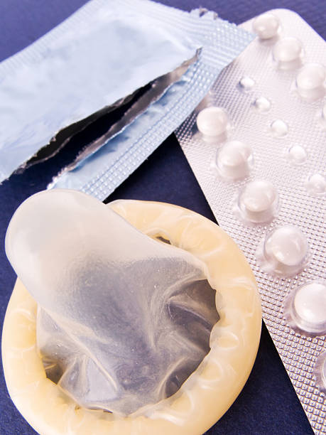 применение противозачаточных таблеток и презерватива - sexual issues aids condom human pregnancy стоковые фото и изображения