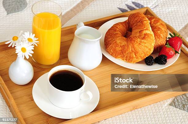 Śniadanie Na Łóżku W Pokoju Hotelowym - zdjęcia stockowe i więcej obrazów Bez ludzi - Bez ludzi, Beżowy, Biały