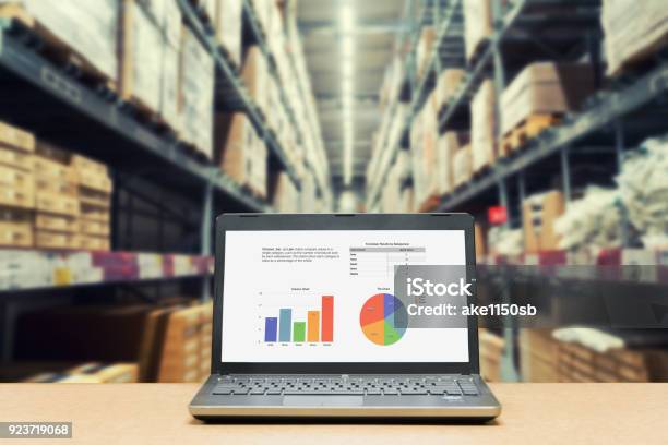 Photo libre de droit de Ordinateur Portable Avec Écran De Vente Analyse Sur Table Avec Le Flou Du Fret Entrepôt En Usine Concept De Lusine Smart banque d'images et plus d'images libres de droit de Fret