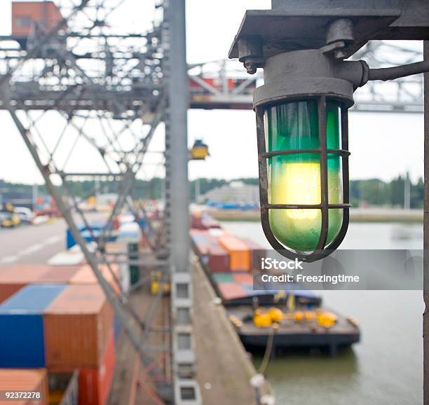 Foto de Sinal Luminária Em Um Porto Crane e mais fotos de stock de Azul - Azul, Cais, Carregamento - Atividade