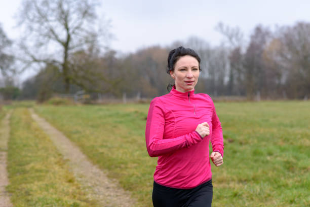 istock Fit woman jogging towards the camera 923722832