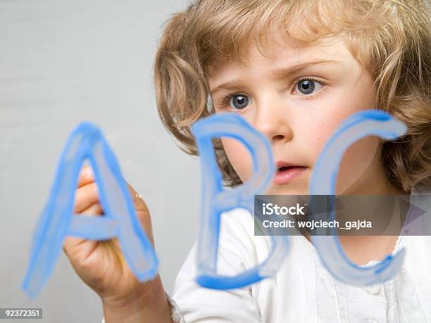 Bambina Dipinto Di Alfabeto - Fotografie stock e altre immagini di Lettera C - Lettera C, Pennello, Alfabeto