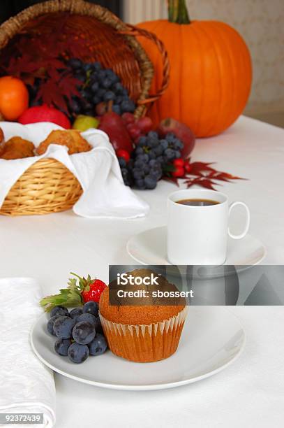 Thanksgiving Frühstück Stockfoto und mehr Bilder von Muffin - Kuchen und Süßwaren - Muffin - Kuchen und Süßwaren, Erdbeere, Riesenkürbis