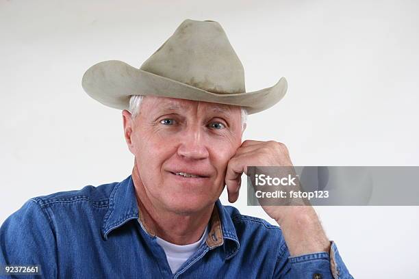 Grandpa Favoritos Usando El Viejo Sentido Sombrero Ensucian Y Sucios Foto de stock y más banco de imágenes de 60-64 años