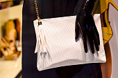 damen-handtasche-wei%C3%9Fe-farbe-klein-mit-schulterriemen-auf-dem-schwarzen-dummy-mit-einer-hand.jpg?b=1&s=170x170&k=20&c=lZr8TdQYhGEZAB6RLf9mgo0QngOzt9HAXFjvLSExrsA=