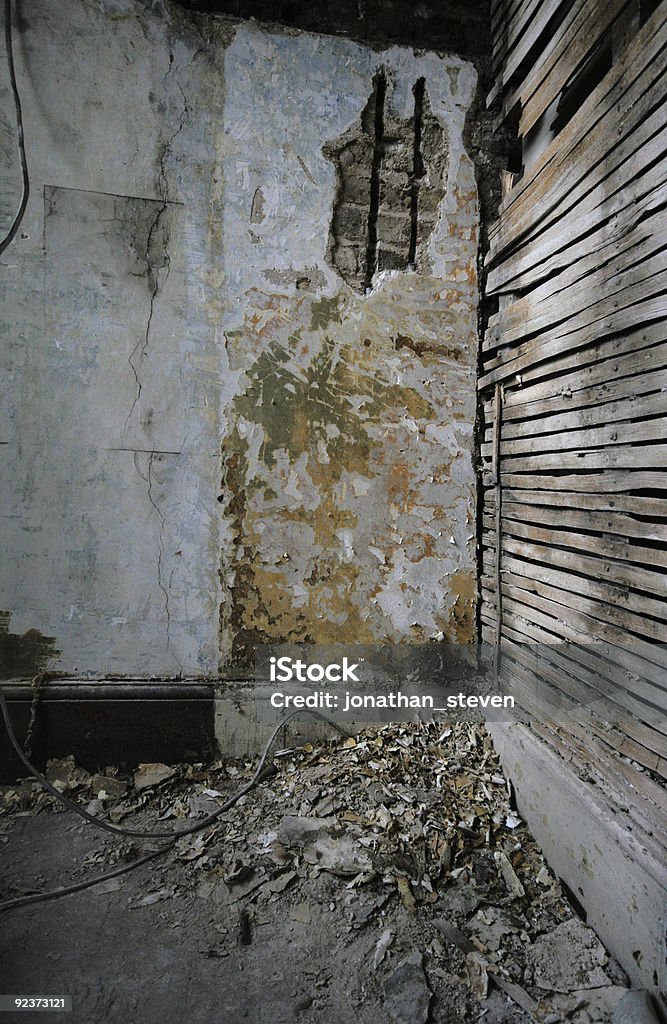 decaying grungey esquina de una habitación - Foto de stock de Eduardiano libre de derechos