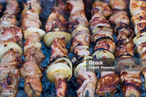 Shashlik En Grill Foto de stock y más banco de imágenes de Aire libre - Aire libre, Alimento, Asado - Alimento cocinado