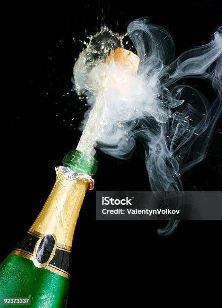 Шампанское — стоковые фотографии и другие картинки Шампанское - Шампанское, Взрывающийся, Чёрный фон