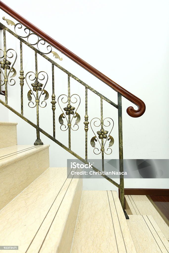 Rampe de l'escalier d'un escalier - Photo de Luxe libre de droits