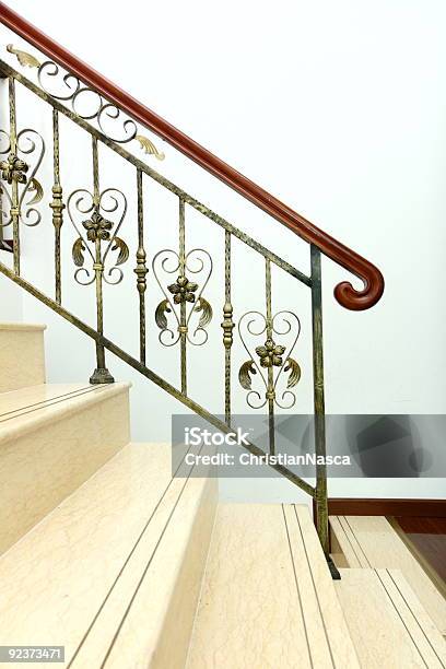 Photo libre de droit de Rampe De Lescalier Dun Escalier banque d'images et plus d'images libres de droit de Luxe - Luxe, Maison de vacances, Villa