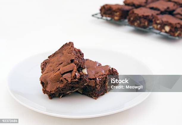 Zwei Frisch Gebackene Brownies Auf Weiß Stockfoto und mehr Bilder von Brownie - Brownie, Teller, Mahlzeit