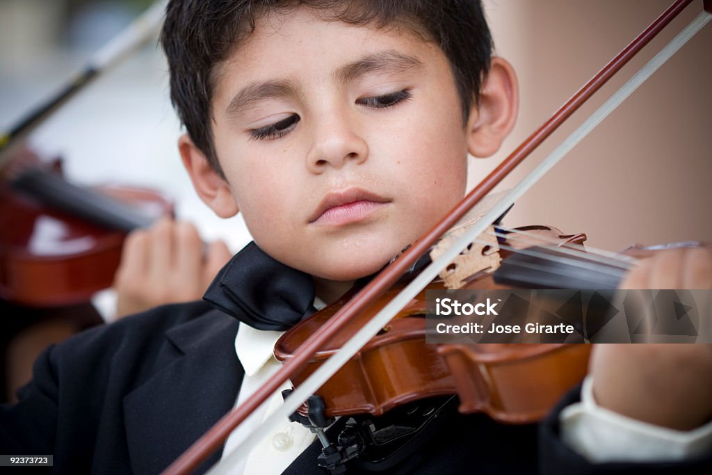 Enfant prodige musicale - Photo de Couleur noire libre de droits