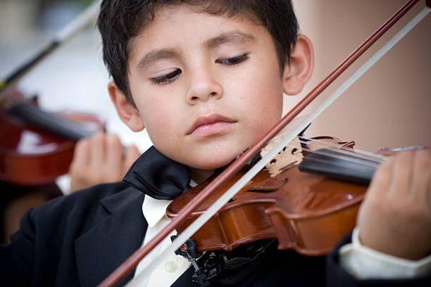 музыкальный одаренными детьми - latin american and hispanic ethnicity child violin music стоковые фото и изображения