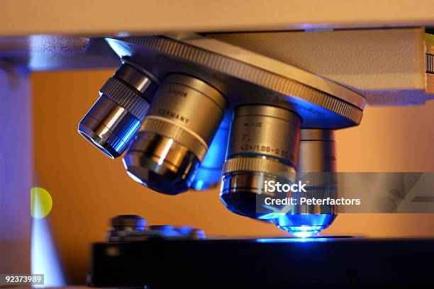 Microscópio Lentes - Fotografias de stock e mais imagens de ADN - ADN, Azul, Bactéria
