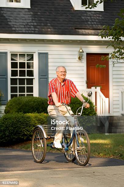 Starszy Mężczyzna Biorąc Przejażdżkę Na Rowerze - zdjęcia stockowe i więcej obrazów 70-79 lat - 70-79 lat, 80-89 lat, Aktywni seniorzy