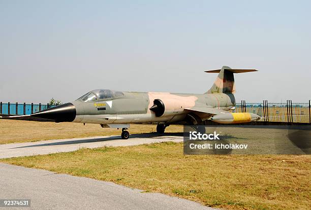 Foto de Clássico Guerra Fria Jetfighter No Chão e mais fotos de stock de Agressão - Agressão, Antigo, Avião