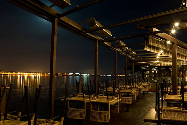 pátio à noite - floating restaurant - fotografias e filmes do acervo