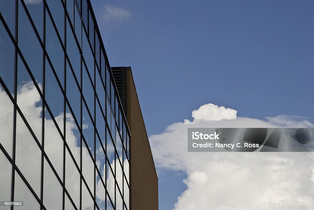 Cielo e Cloud riflette nel palazzo di vetro, ufficio, lavoro, vita - Foto stock royalty-free di A forma di blocco