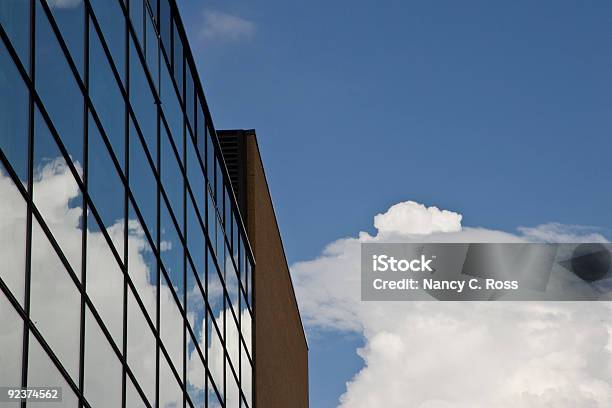 Cielo E Cloud Riflette Nel Palazzo Di Vetro Ufficio Lavoro Vita - Fotografie stock e altre immagini di A forma di blocco